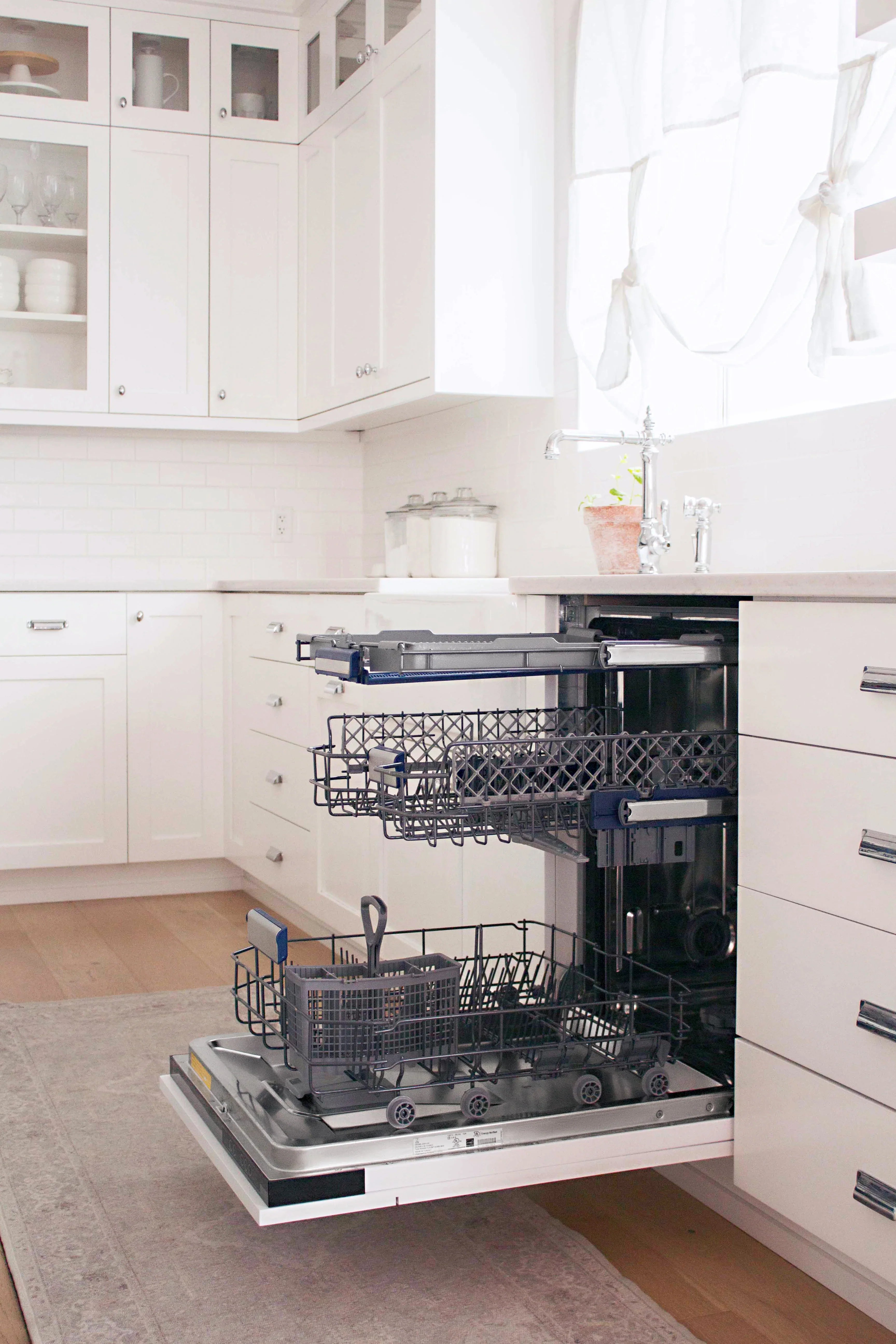 ZLINE 24" Tallac Series 3rd Rack Tall Tub Dishwasher in Custom Panel Ready with Stainless Steel Tub, 51dBa (DWV-24)